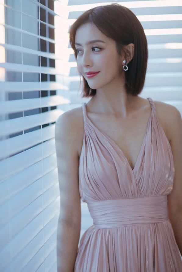 佟丽娅身穿V领吊带裙出席活动，大秀美背!