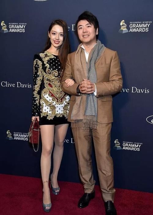  裙携：吉娜终于不穿针织衫，穿金色刺绣裙携夫亮相，丝袜配鱼嘴鞋太土气