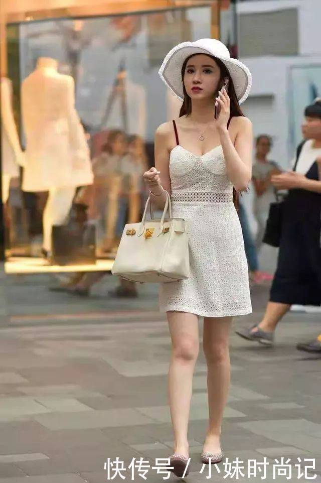  #吊带#街拍：想要穿得温柔淑女一些,试试吊带连衣裙+大圆帽,真是俏皮又可爱