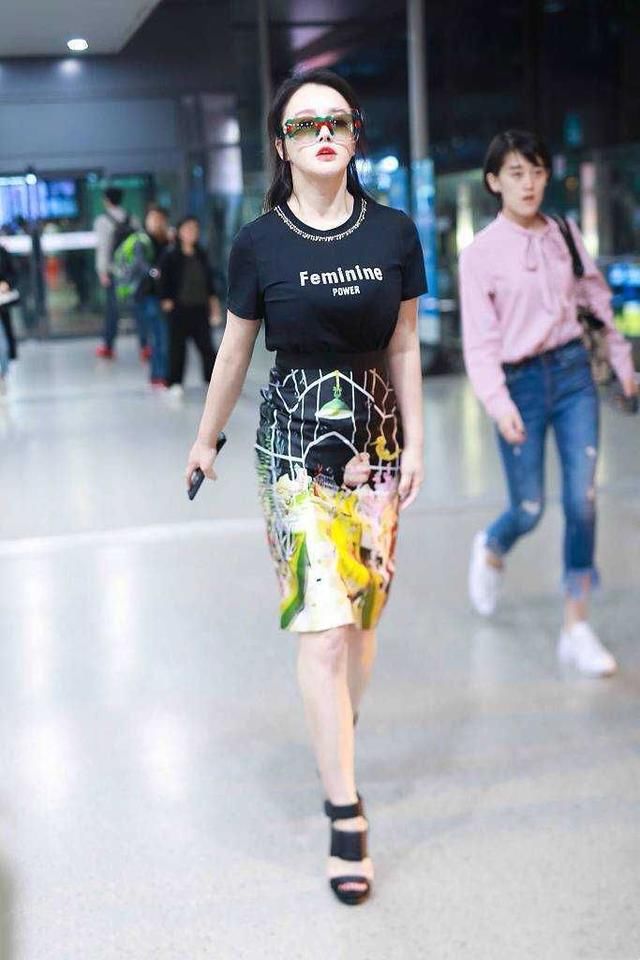 冉莹颖越发火辣!短T配镂空牛仔秀性感小蛮腰，闪亮脐环很吸晴!