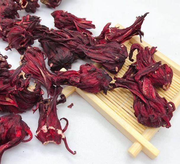  玫瑰：玫瑰茄，又名洛神花，花十分美丽，有“植物红宝石”的美誉