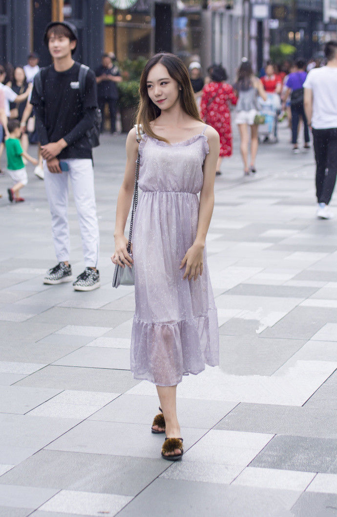 成都街拍,穿衣有品,辣妈轻松秀魔鬼身材!