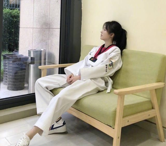 鞠婧祎晒美照，她这低马尾的发型真好看，又年轻了!