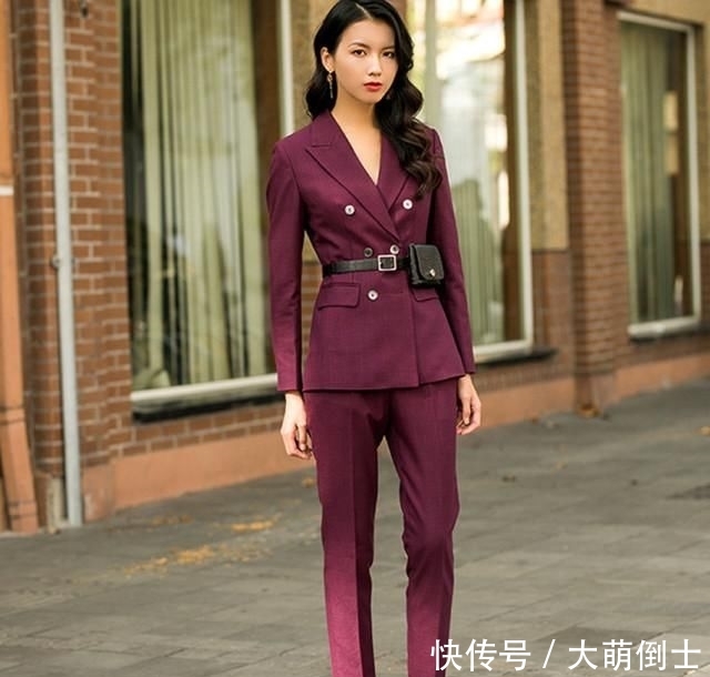 扣设计的西服■30岁以后的女人,春季应该怎么挑选西服,显得不仅干练又成熟