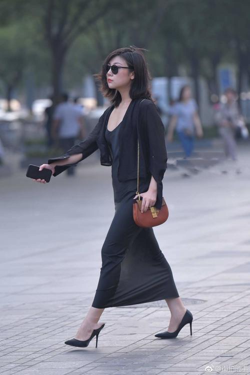 街拍：要清新还是耍性感？一件飘逸吊带裙满足你所有需求！