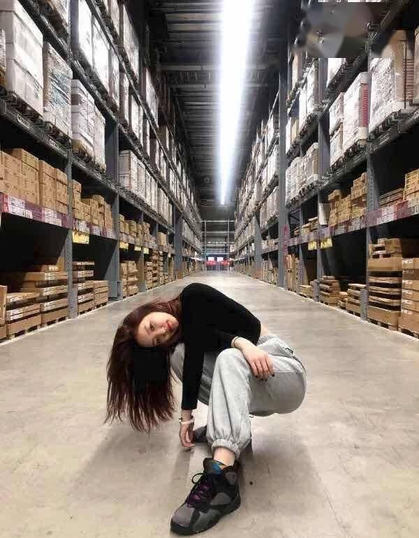 『露脐装』SNKR Girls丨纹身、短裙、露脐装,这么狠的球鞋女生你们肯定顶不住!4.6-4.12