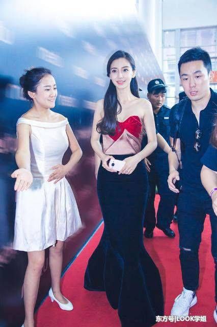 杨颖为了美太拼了，抹胸裙惊艳全场，网友:美的冒泡