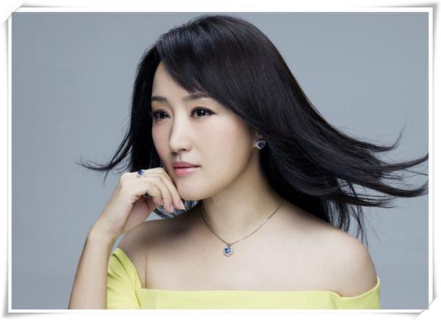47岁杨钰莹绝了！只不过剪了短发瞬间年轻20岁，网友：太让人惊艳