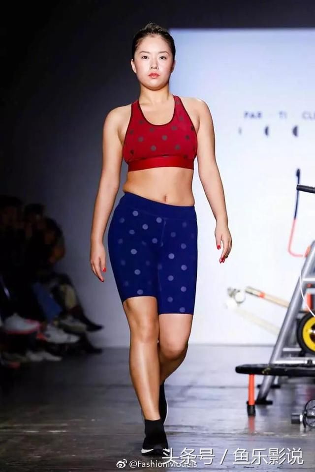 王菊近照认不出，腰部赘肉双下巴抢镜，网友：大码模特了解下！