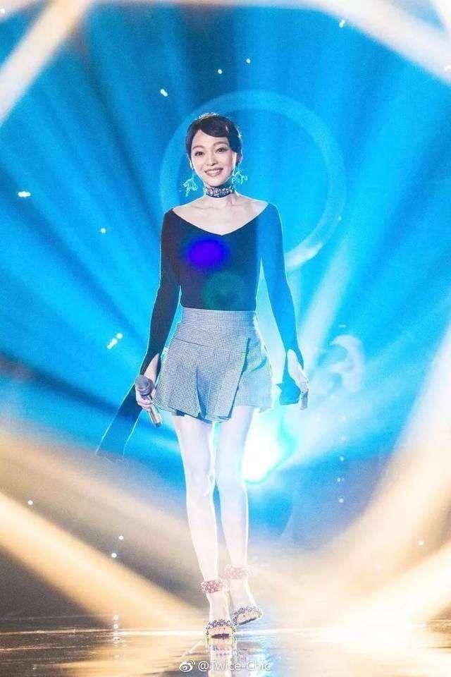 同戴圆框墨镜，张韶涵变复古摩登女郎，周迅却像算命先生!