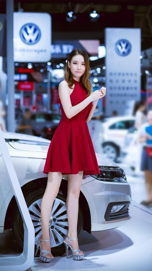 红衣连衣裙大长腿车模,不仅人美,笑起来也那么甜美!