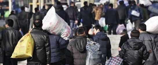  「工作」农民工进城打工，放弃月薪8000的工作，却选择漂泊务工