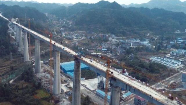  「公里」中国修建全长838公里铁路，沿途经过三省一市，时速160