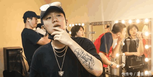 李小璐出轨风波三人联合声明公关, 却不及王思聪一张微信截图