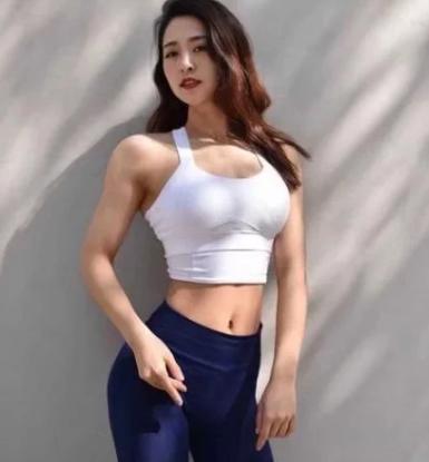 紧身打底裤美女，大秀魅力身姿，尽情展示优美迷人的S形身材！