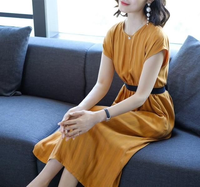 70后女人就该穿的高贵，尽量多穿真丝连衣裙，大气展现女神风范