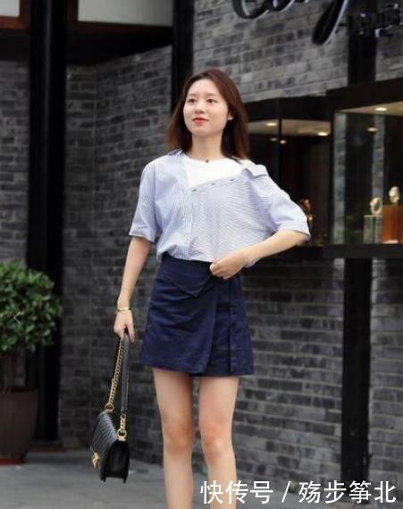 『 气质』走路自带气质,凸显女神的魅力,街拍:可爱性感的小姐姐