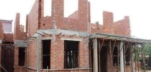  「承包」农村户口变成非农后，自家房子和土地还能保留吗？农民都应了解