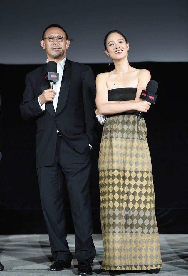 40岁周韵抹胸裙配枫叶色口红，气场升级，网友：名导姜文眼光真好