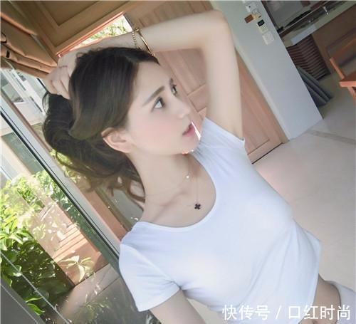 性感小姐姐身穿紧身T恤！尽显完美好身姿！