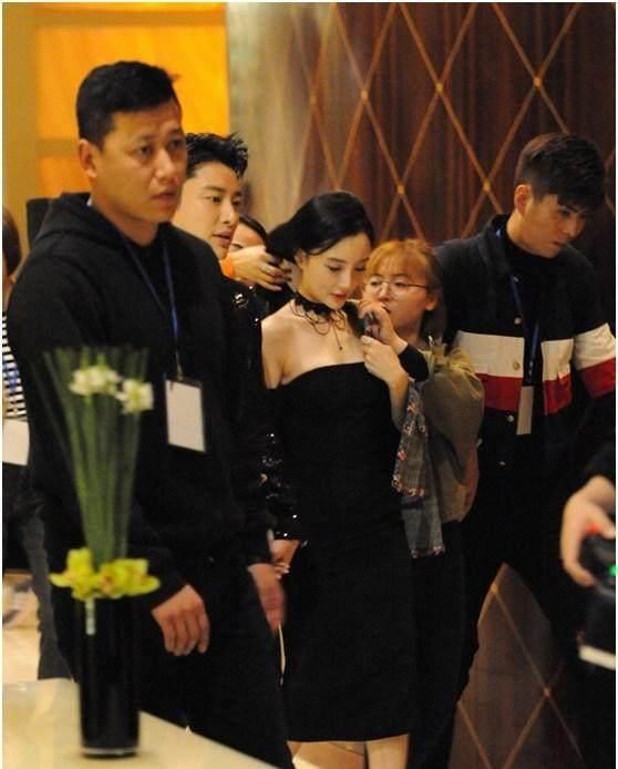 李小璐穿一字领抹胸包臀连衣裙现身网友：终于明白贾乃亮不离不弃