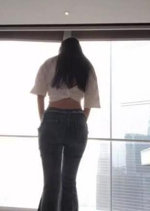 牛仔裤穿起来紧绷绷，凭一个背影就让我无法忘记！