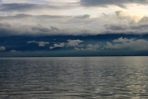 仅次于贝加尔湖的非洲淡水湖 湖水清澈却鲜为人知