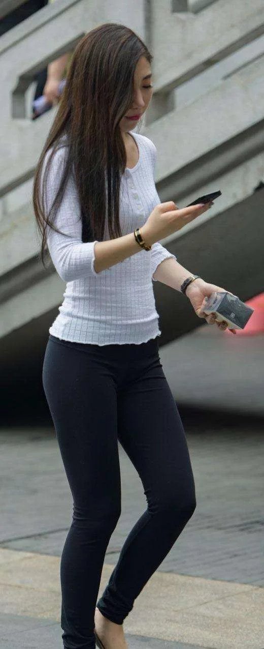 美女就那么任性，穿紧身裤也薄如蝉翼