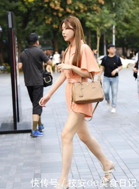  「美女」街拍美女：修身曼妙的紧身吊带裙，让小姐姐看起来时尚又大方！