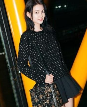 她美貌不输迪丽热巴，公司老板是杨幂的好朋友，穿搭时尚女神范！