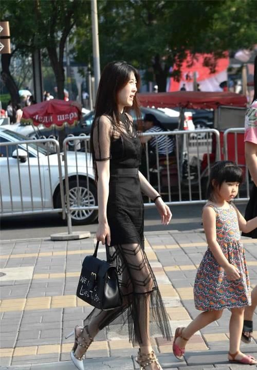  精致@白色尖头细跟铆钉鞋，搭配出精致的效果，黑色纱裙穿搭显瘦