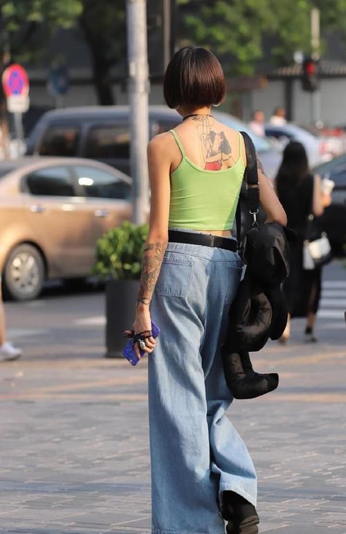 「喜欢」女神潮范儿美搭!街拍:最喜欢欣赏女人的背影,尤其是夏季!