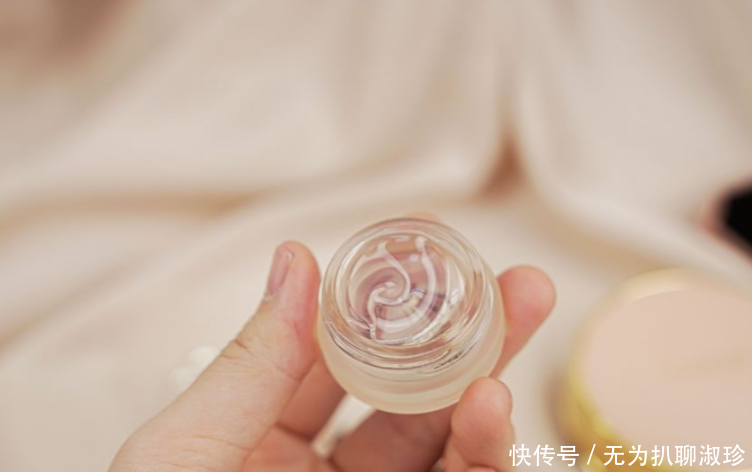 「复古」首推粉饼!GUCCI Beauty全新彩妆,超美复古粉金包装