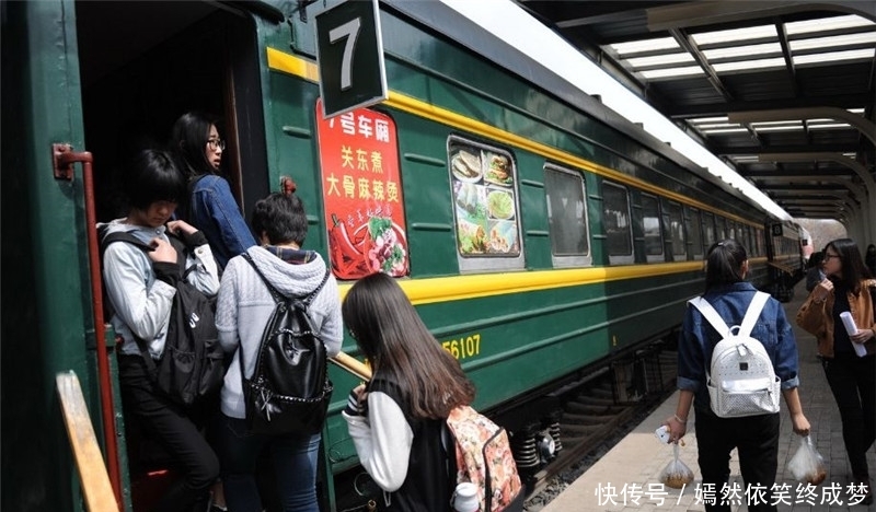 为何火车能开几天几夜，而高铁在深夜却要停运？列车长说出内幕