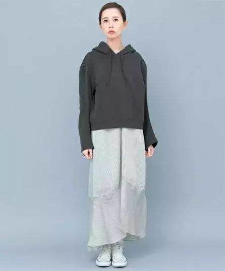  套路@连帽卫衣的十个时髦套路，小个子菇凉这么搭美翻了！