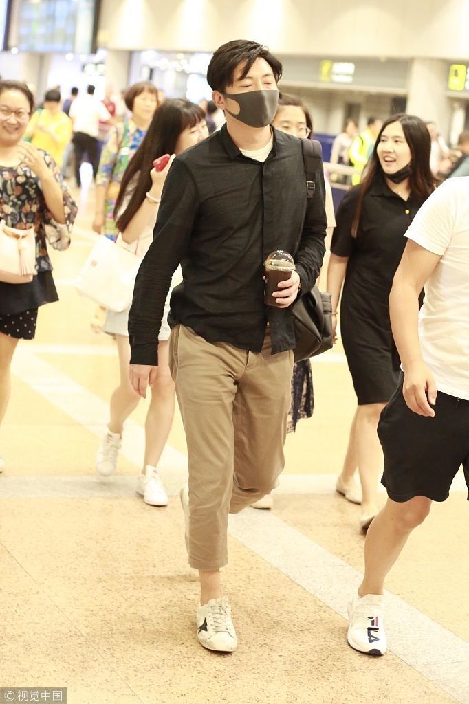 “老tfboys”郭京飞穿黑色衬衫高大有型星味足  手拿冷饮大步走获