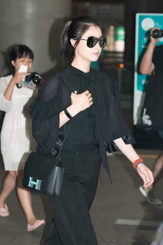 蒋欣真瘦了，以前那些肥裤子只能剪短了再穿!