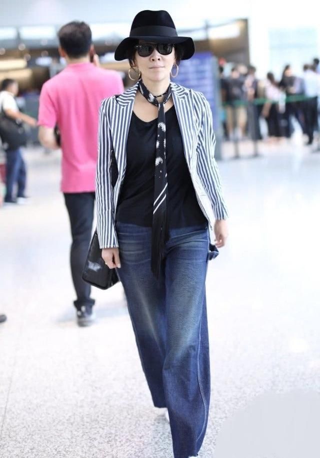 52岁刘嘉玲真任性，没涂口红就出门了，却被大鼻孔成功抢镜！