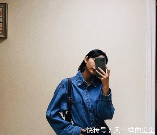  「段奥娟」段奥娟真是敢穿！穿一件白色短款小吊带，“巴掌腰”更是吸睛