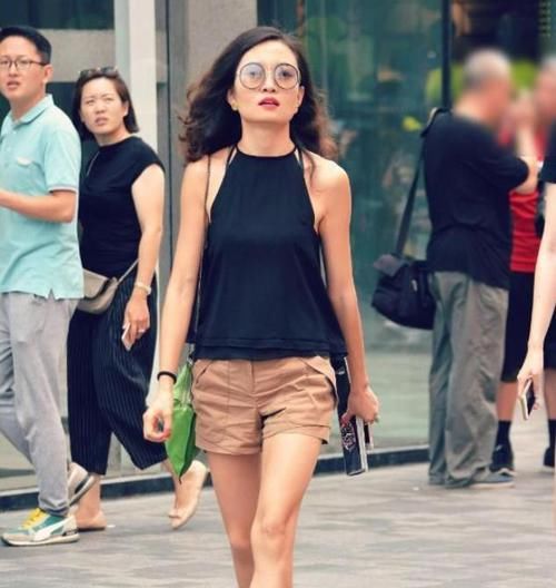 妩媚■街拍:小姐姐黑白拼色的上衣配上一条阔腿裤,显得妩媚又动人