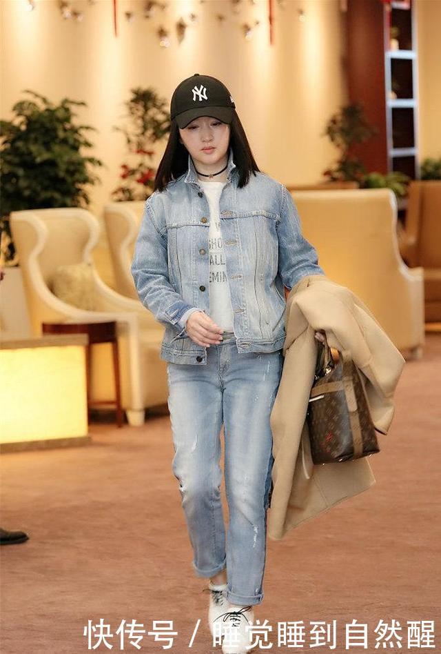 厉害了杨钰莹！撞衫关晓彤一点都没输，明明大27岁看着更像姐姐