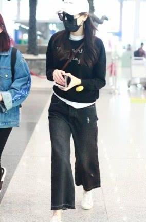 迪丽热巴迷之时尚，打底衫都露出头和尾巴了，网友：一言难尽！