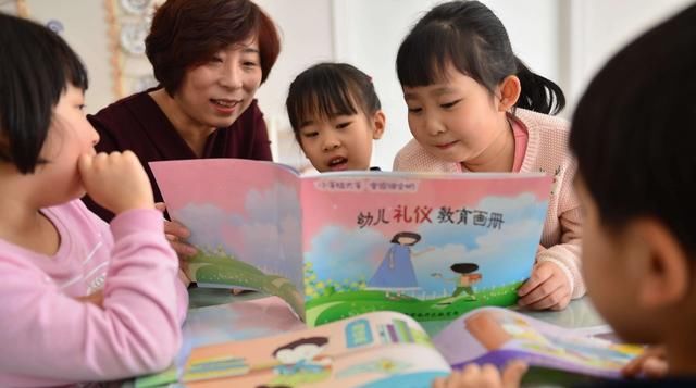  [社会保险]常住人口在300万以下的城市里，农民的定居没有限制，