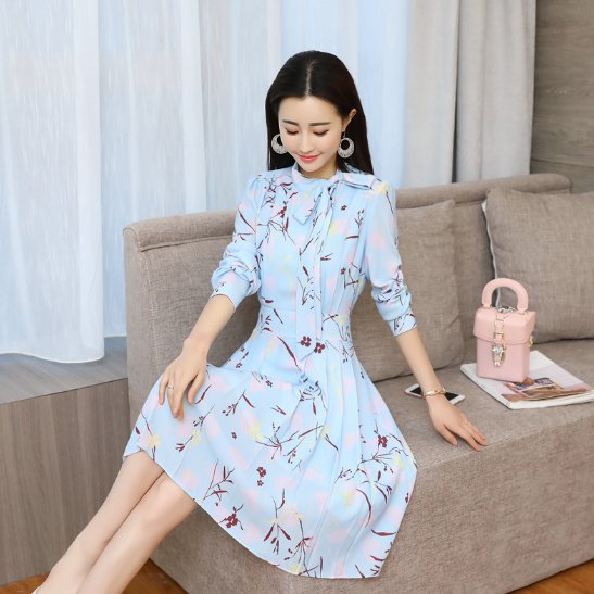 好身材要显摆，气质连衣裙凸显玲珑身材，时髦性感更有女人味