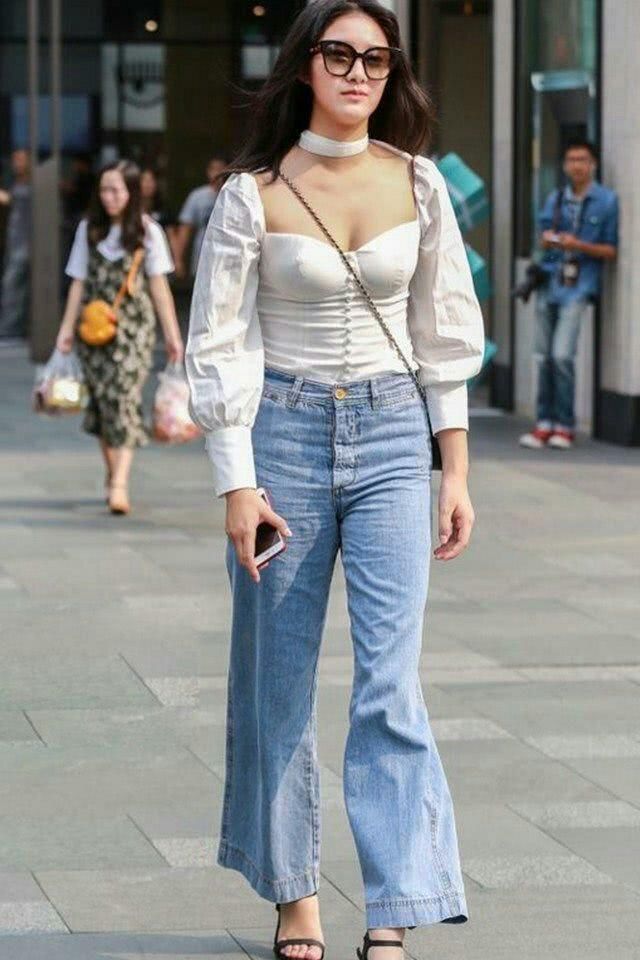 街拍:夏天是最好展示身材的季节，所以美女们都不遗余力