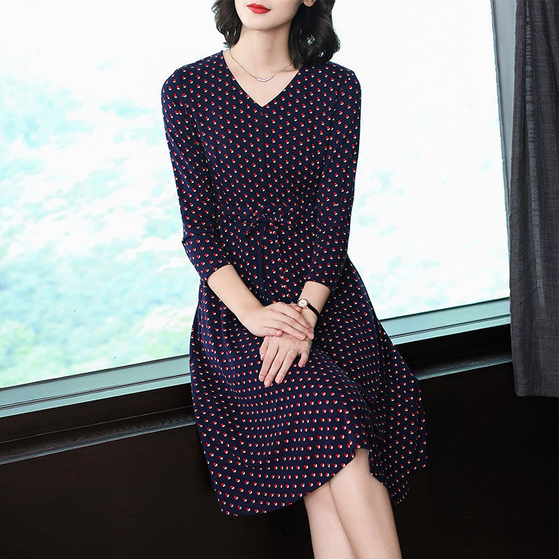 今秋不流行穿牛仔裤了，性感女人都流行这样穿，时尚减龄却不低俗