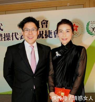 郭晶晶气场真不是盖的！和公公霍震霆出席活动，霍启刚都靠边站了