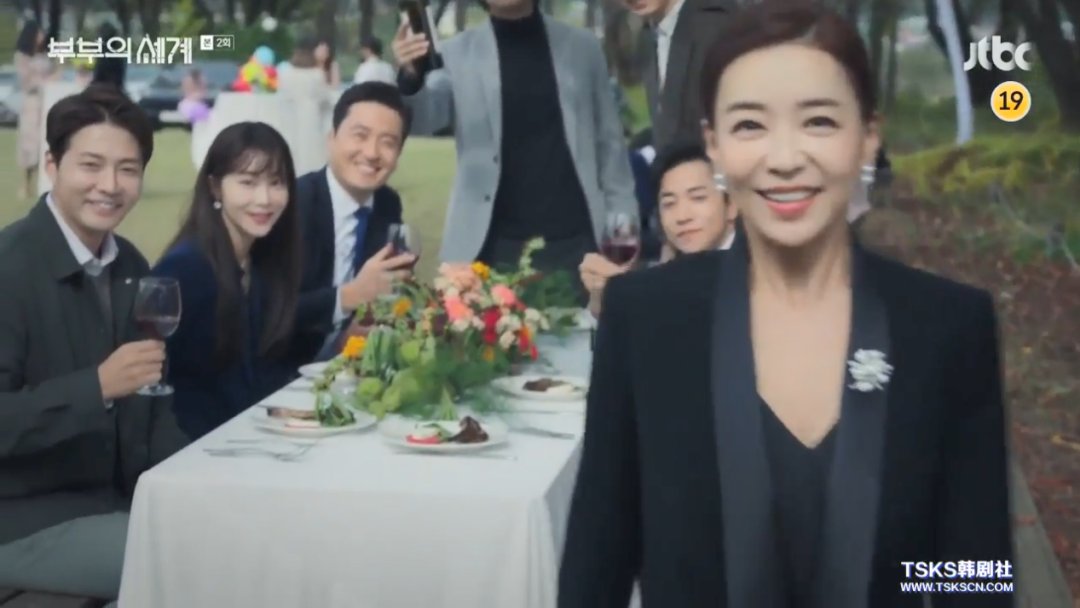 「福斯特医生」韩国当下最热门韩剧《夫妻的世界》:人妻的复仇,从不是容易的“爽剧”