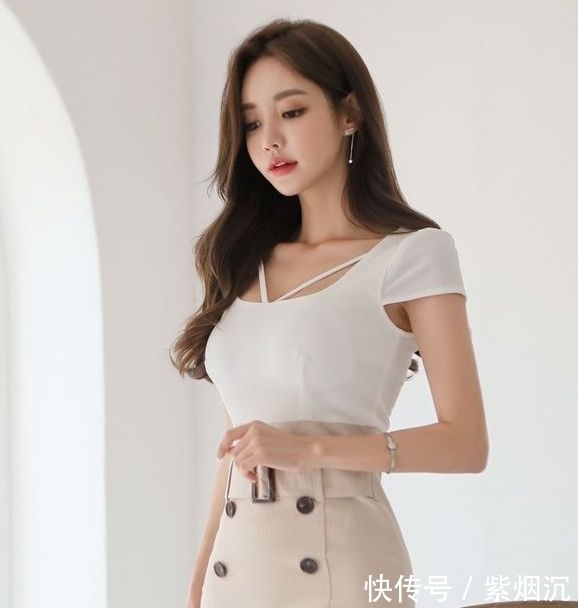 【气质】女人味十足的紧身裙美女,曼妙姿态十分抢眼!