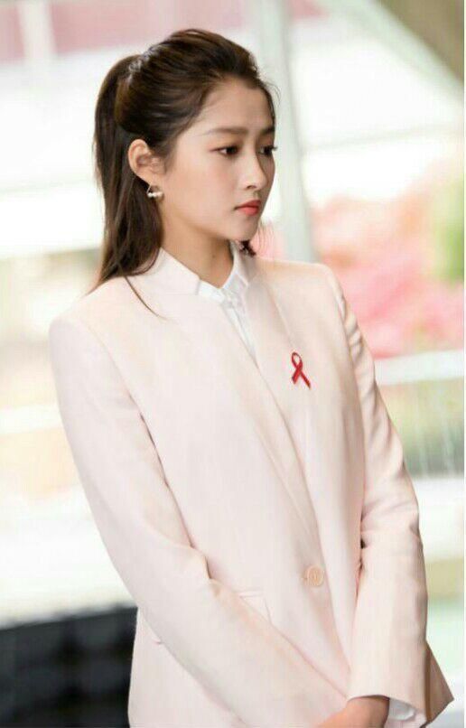 女明星穿上西装后，个个都像霸道总裁，唯独关晓彤看起来像个前台